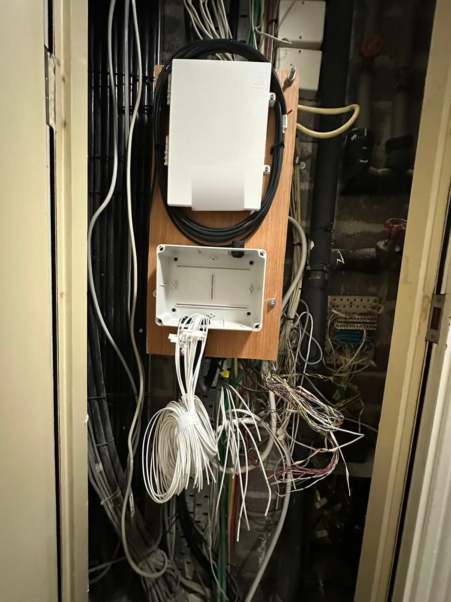 Fibre distribution enclosures fitted in an existing riser