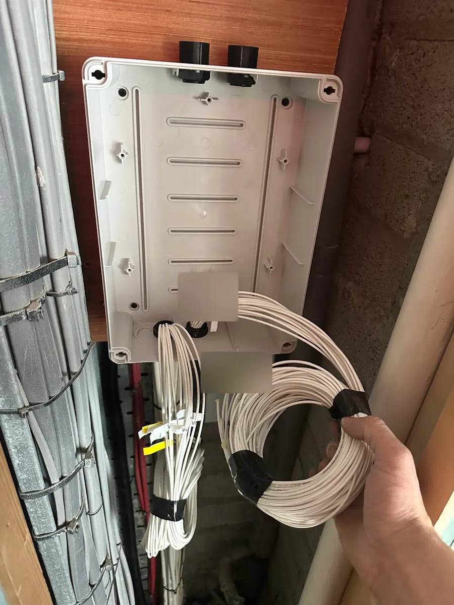 Splitting out fibre tails at a riser enclosure
