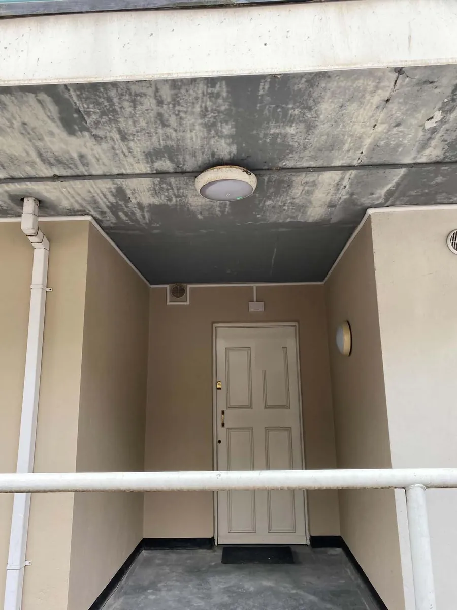 External walkway route to an apartment entrance